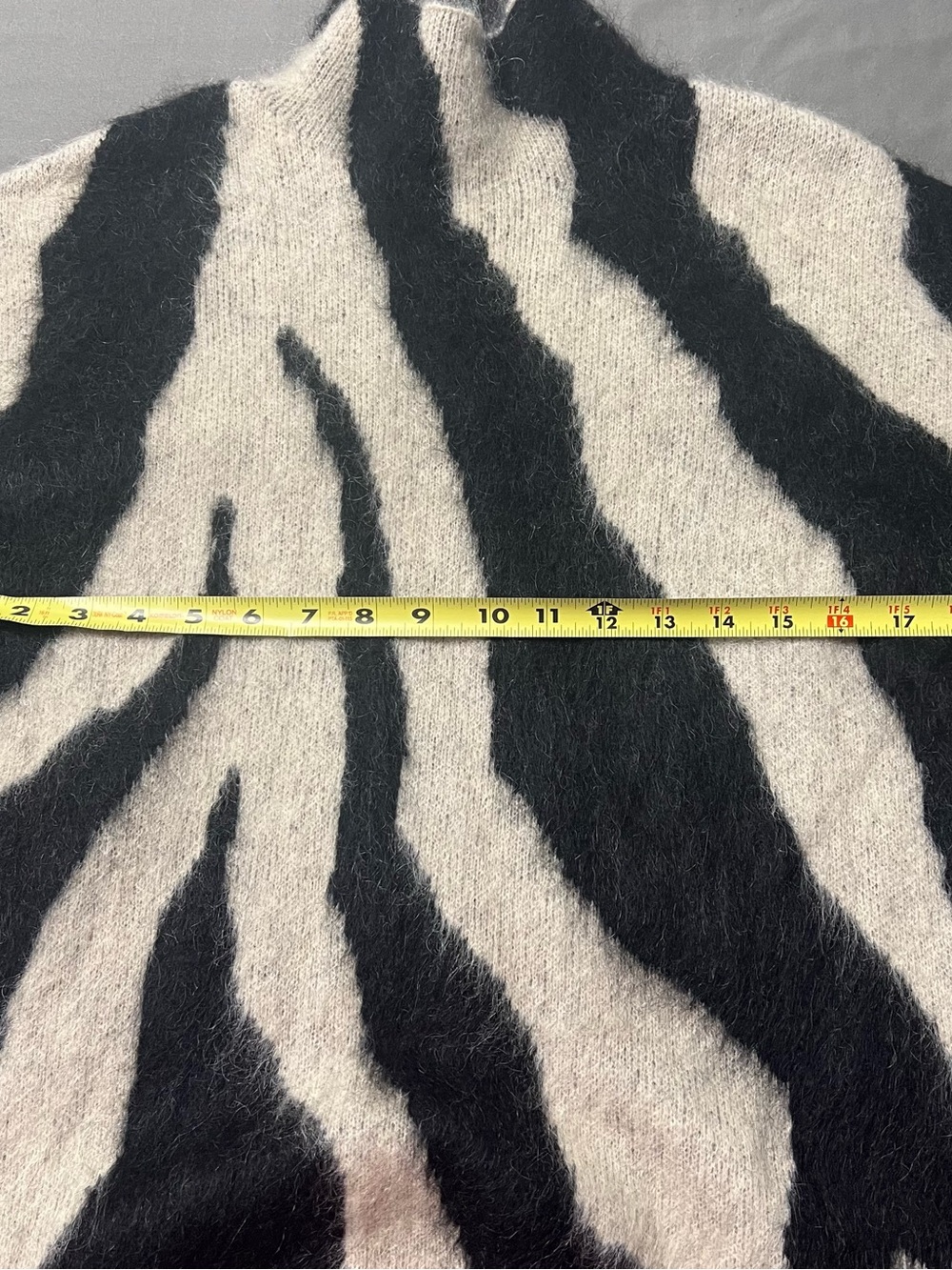 H&M Premium Selection Zebra Print Mohair Blend Mock Neck Sweater XS - Picture 7 of 7